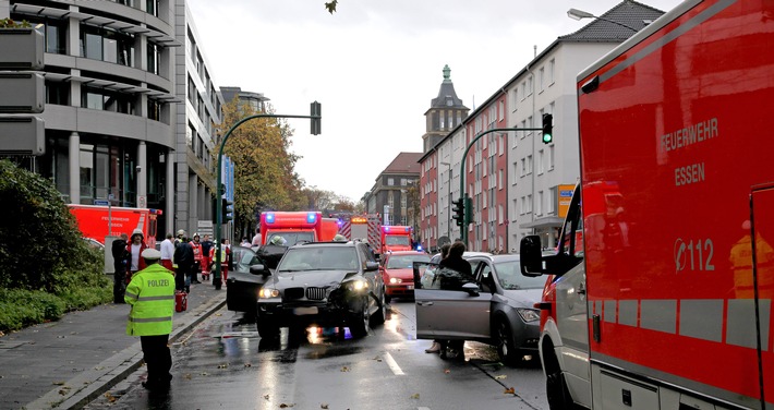 FW-E: Verkehrsunfall mit drei beteiligten Pkw, fünf Personen zum Krankenhaus transportiert