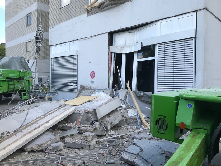 FW-F: Balkonplatten abgestürzt - Arbeiter verletzt