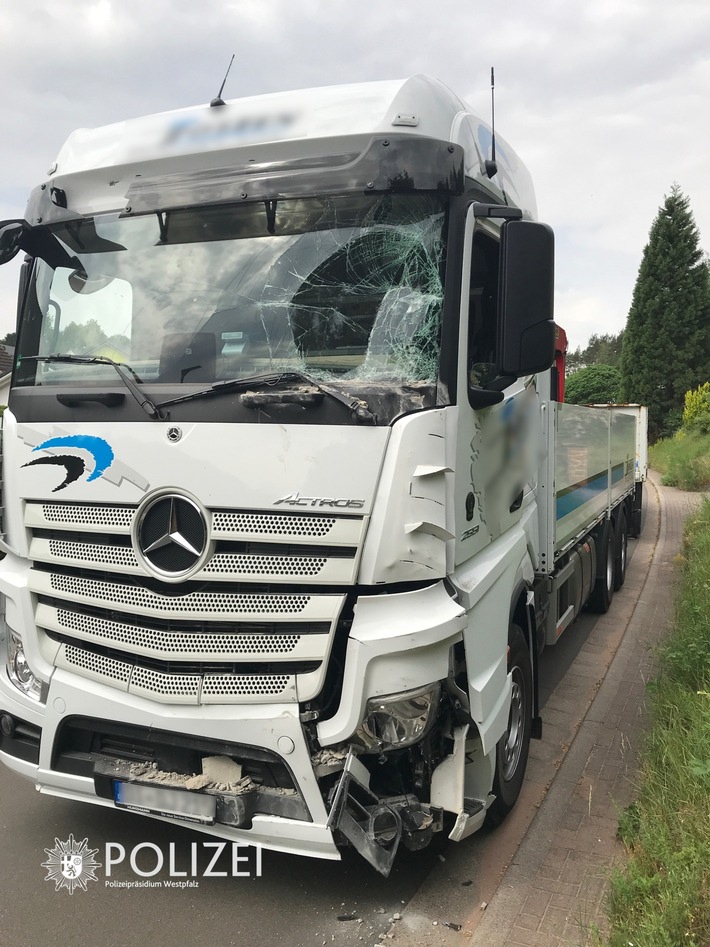 POL-PPWP: LKW kracht in Garage