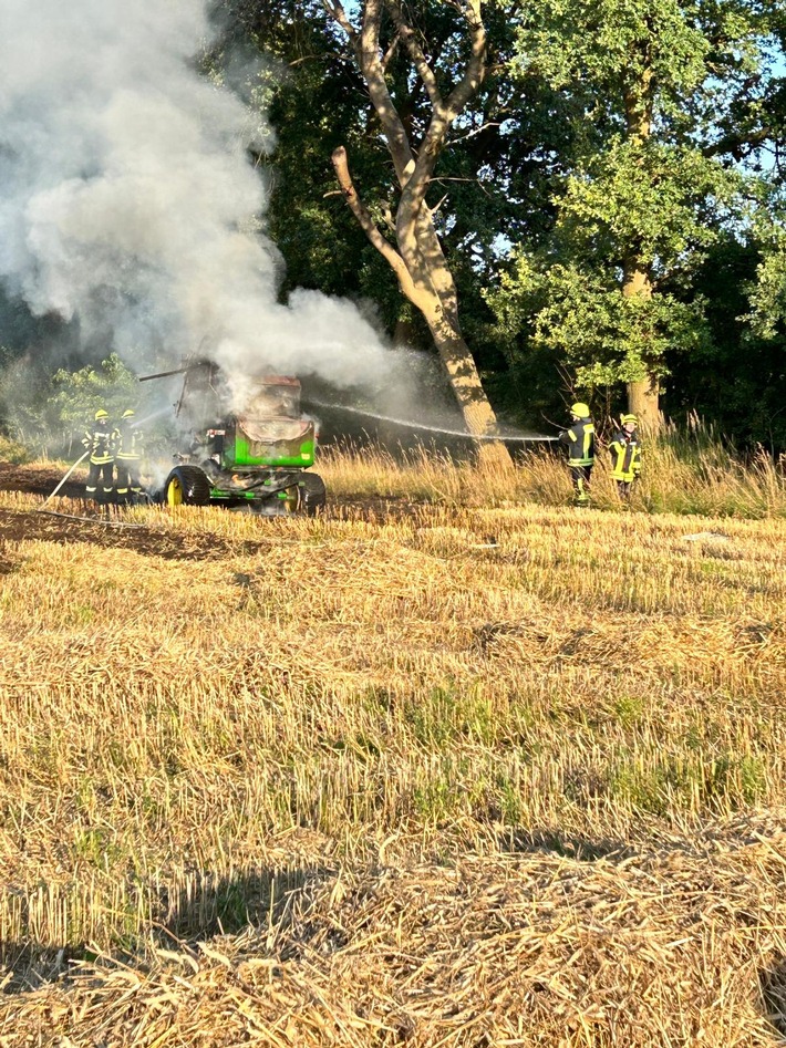 FW-ROW: Brennt Strohpresse auf Feld