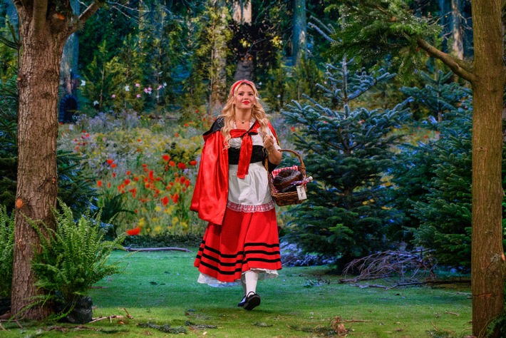 Evelyn Burdecki allein im Märchenwald - SAT.1 zeigt "Rotkäppchen" in "Die Comedy Märchenstunde" am Montag, 12. Dezember