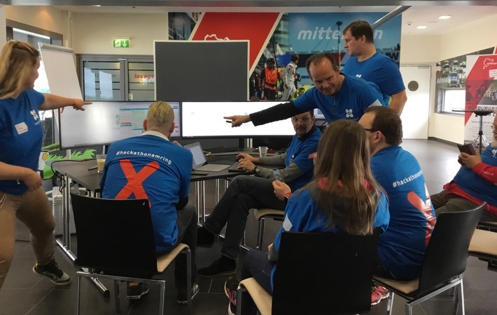 Das Corevas Team Guenter Huhle, Christoph Beck und Michael Welbers testen die aktuellste EmergencyEye®X Version beim 24 Stunden Hackathonamring mit Gehörlosen die gemeinsam mit Stefanie Schmidt (li) den Programmier-Marathon am Nürburgring besuchten / Weiterer Text über ots und www.presseportal.de/nr/126734 / Die Verwendung dieses Bildes ist für redaktionelle Zwecke honorarfrei. Veröffentlichung bitte unter Quellenangabe: "obs/Corevas GmbH & CO.KG/Markus Bullik Photography"
