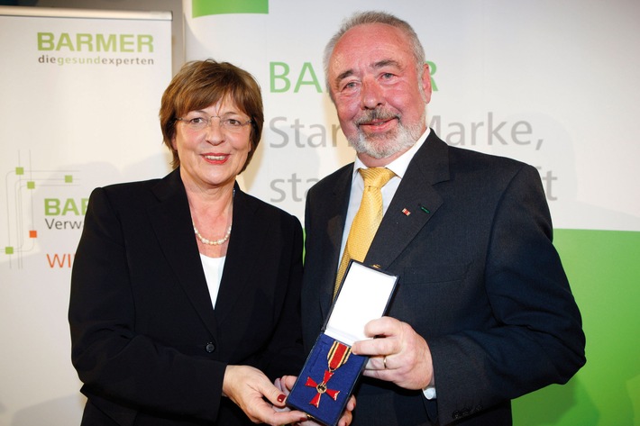 Hohe Auszeichnung für den Vorsitzenden des Verwaltungsrates der BARMER / Bundesgesundheitsministerin Ulla Schmidt überreicht Holger Langkutsch Bundesverdienstkreuz