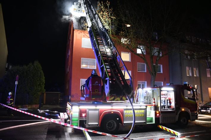 FW-DO: Wohnungsbrand in Huckarde - Flammen schlagen aus dem Fenster und greifen auf Fassade und Dach über