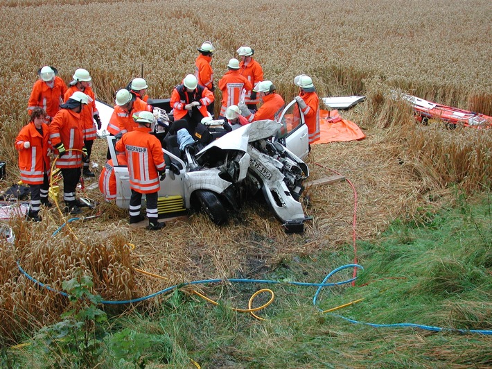 POL-HOL: Bundesstraaße 64 - Bereich Amelungsborn: Fahrer vier Stunden im PKW verletzt eingeklemmt - Nach Aufprall gegen Baum im Weizenfeld gelandet -