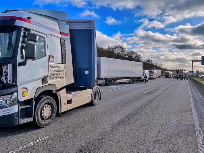 FW-NE: Verkehrsunfall mit drei LKW | Fünf Personen verletzt | Lange Staus