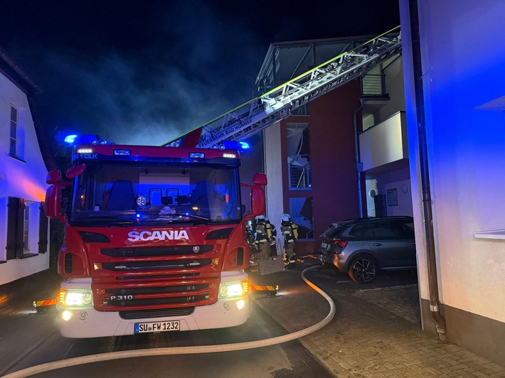 FW Bad Honnef: Wohnungsbrand führt zu größerem Feuerwehreinsatz