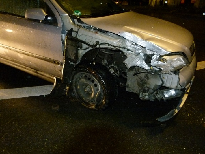 POL-MS: Betrunkener Autofahrer ohne Führerschein flüchtet nach Unfall auf der Kanalstraße