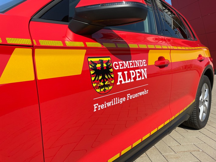 FW Alpen: Verkehrsunfall A57 - PKW überschlägt sich