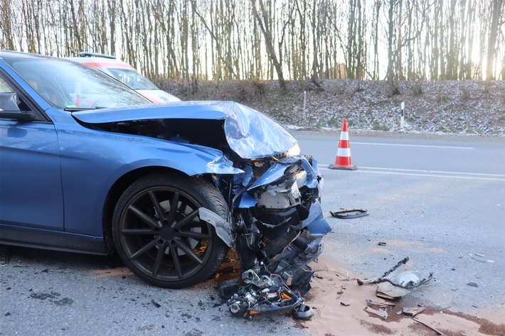 POL-HF: Verkehrsunfall auf Ostwestfalenstraße - Autos ineinandergeschoben