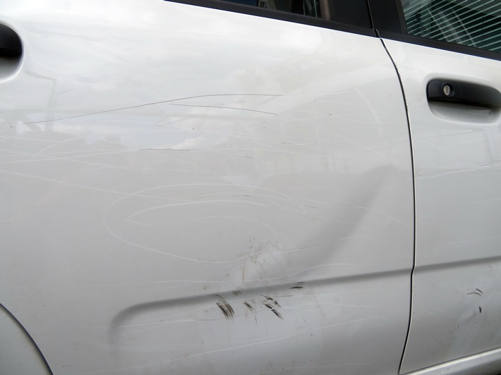 POL-OE: Fiat zerkratzt und beschädigt