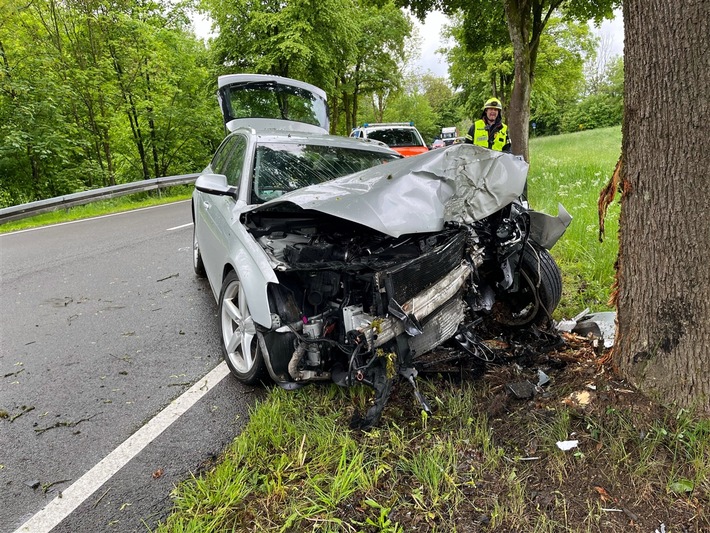 POL-GM: Auto kracht gegen Baum