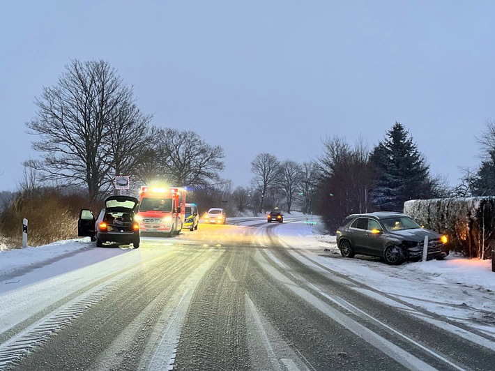 POL-GM: Fünf Verletzte bei Verkehrsunfällen auf winterglatten Straßen
