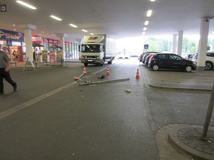 FW-MH: Verkehrsunfall auf Supermarktparkplatz am Heifeskamp