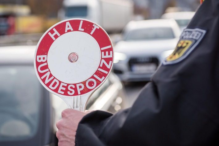 BPOL NRW: Bundespolizei stellt Fahrer ohne Führerschein, Kennzeichen seines Fahrzeuges wurden verfälscht - Mitfahrer hat 6 Fahndungsausschreibungen