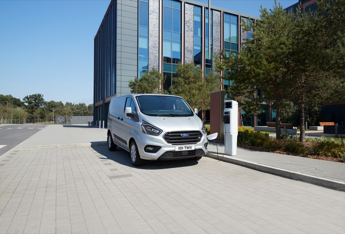 IAA Nutzfahrzeuge: Ford zeigt die Serienversion des Transit Custom mit Plug-In-Hybrid-Technologie
