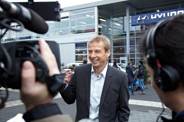 Mission Klinsmann / Fußball-Legende Jürgen Klinsmann startet zur EURO 2012 mit UEFA-Partner Hyundai eine neue Online-Kampagne - i30 ab 23. März im Laden (mit Bild)