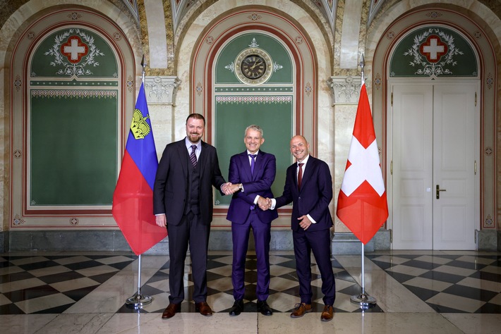 Regierungsrat Hubert Büchel und Regierungsrat Emanuel Schädler treffen Bundesrat Beat Jans