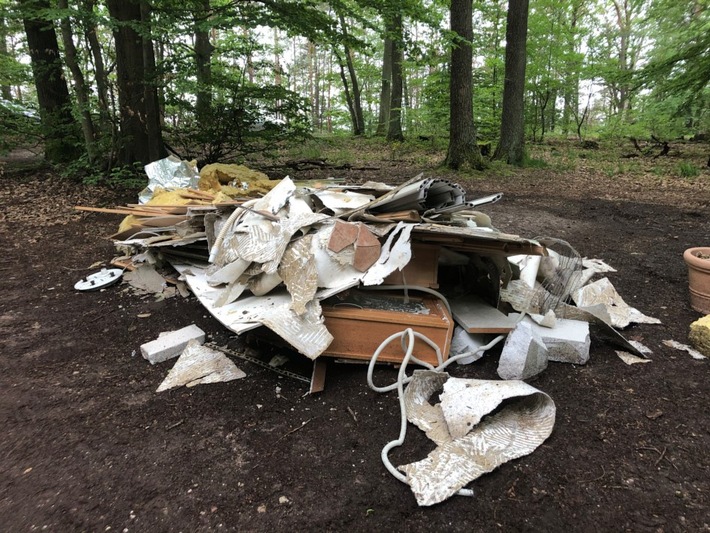 POL-PDNW: (Freinsheim) - Müll im Wald illegal entsorgt