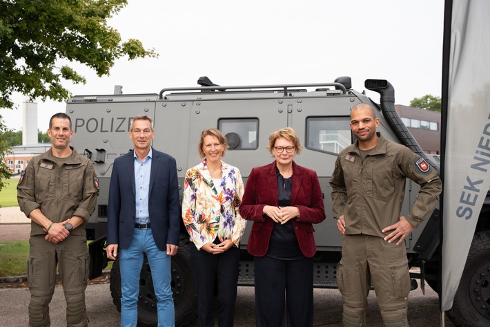 LKA-NI: 50 Jahre Spezialeinheiten in Niedersachsen: Ministerin Behrens besucht die Spezialeinheiten des LKA