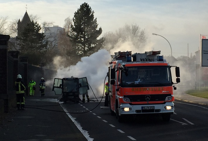 FW-MG: Brand einer Straßenkehrmaschine