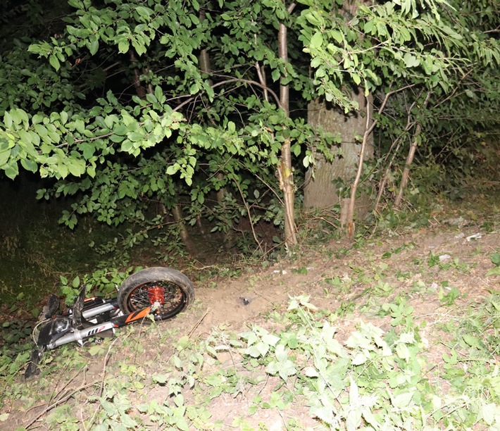 POL-HF: Motorrad prallt gegen Baum - 18-Jähriger schwer verletzt