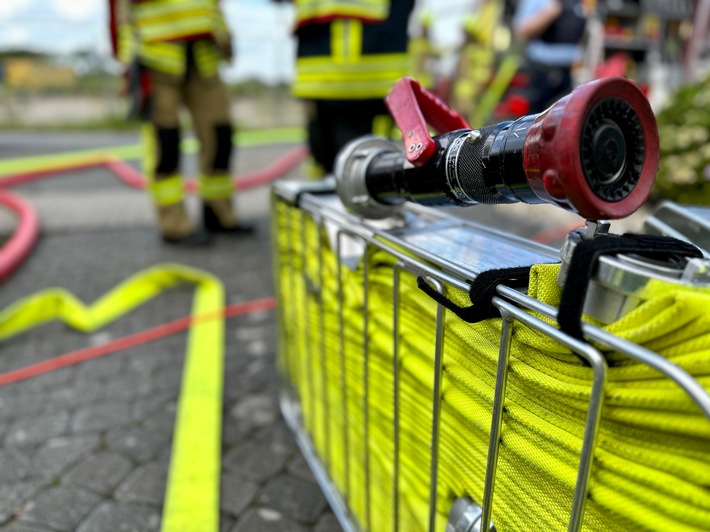 FW Alpen: Gemeldeter Zimmerbrand im Keller