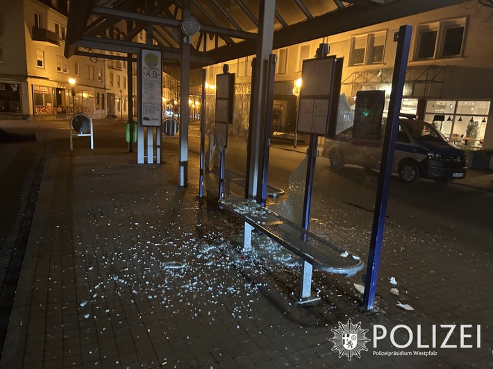 POL-PIZW: Wer hat die Glasscheibe zerstört?