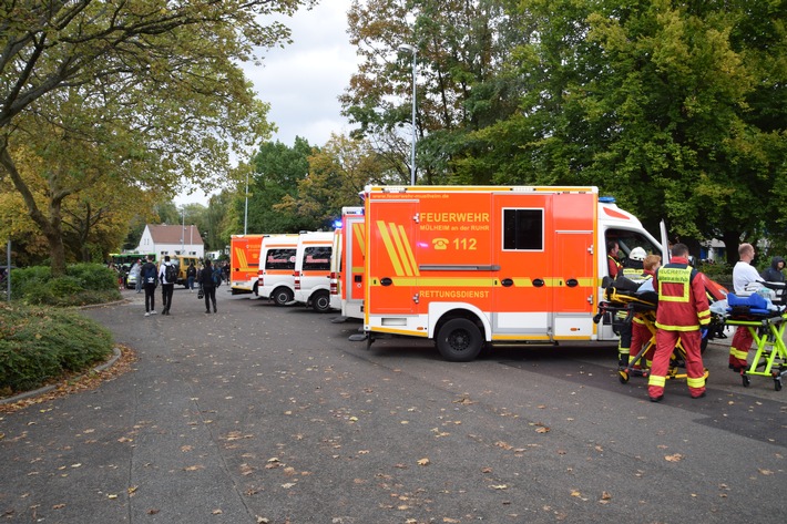 FW-MH: Vermutlicher Missbrauch von Reizgas löst Großeinsatz für Feuerwehr und Rettungsdienst aus