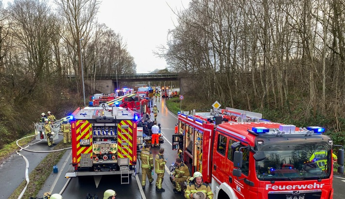 FW Osterholz-Scharm.: Kellerbrand - Feuerwehr rettet 14 Personen