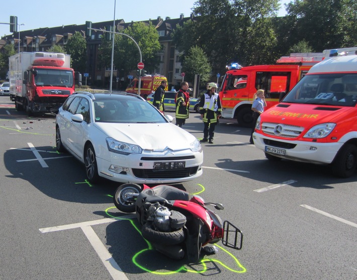 FW-MH: Schwerer Verkehrsunfall mit drei verletzten Personen - starke Verkehrsbehinderung an der Konrad-Adenauer-Kreuzung