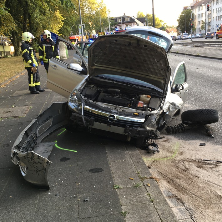 FW-GE: Schwerer Verkehrsunfall hinterlässt ein Bild der Verwüstung