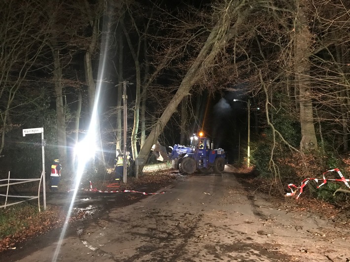 FW-GL: "Friederike" beschert auch der Feuerwehr Bergisch Gladbach viel Arbeit
170 Einsatzstellen alleine im Stadtgebiet von Bergisch Gladbach
Keine Verletzten zu beklagen - teils hohe Sachschäden