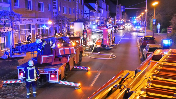 FW Celle: Wohnungsbrand in Celle: Feuerwehr rettet vier Personen und mehrere Tiere - Wohnung steht in Vollbrand