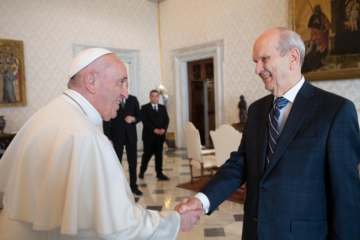 Prophet trifft Papst Franziskus im Vatikan