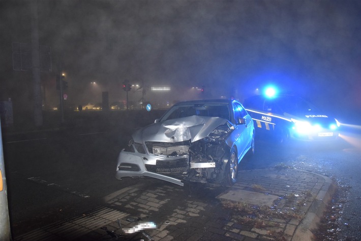 POL-HF: Verkehrsunfall - Alkoholisierter Fahrer kollidiert mit Ampel