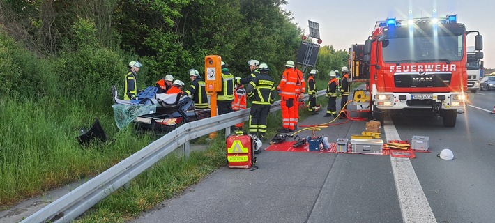 FW Königswinter: Zwei Verletzte bei Verkehrsunfall auf Autobahn A3