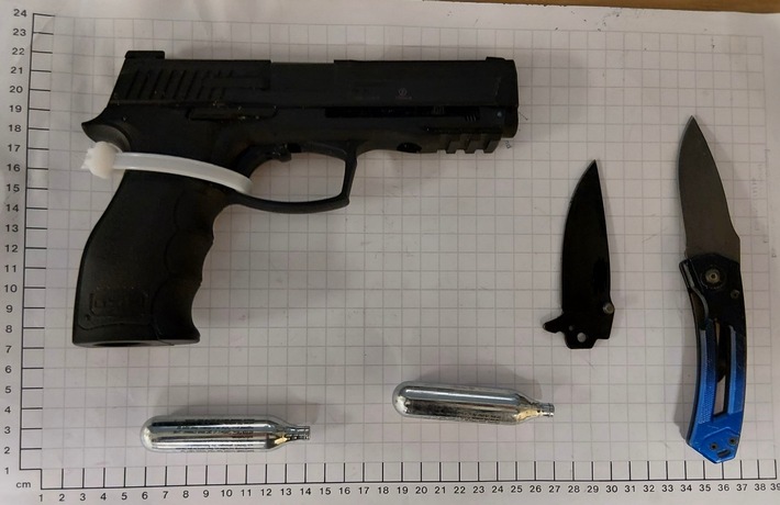 BPOL NRW: Bundespolizei beschlagnahmt Pistole und Messer