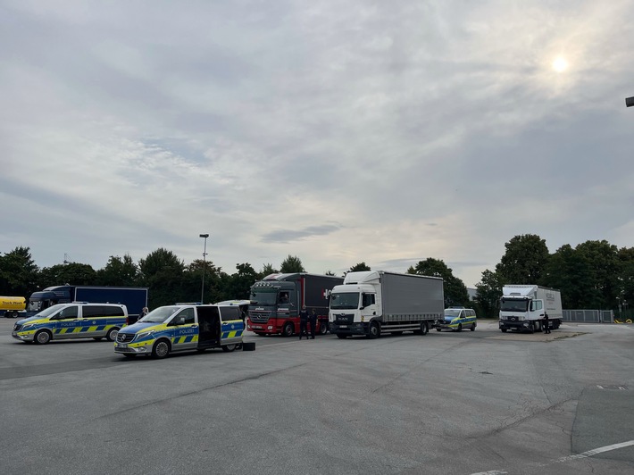 POL-WES: NRW- Kreis Wesel- Landesweite Kontrollen des gewerblichen Personen- und Güterverkehrs unter Führung der Polizei Düsseldorf- 591 Lkw in ganz NRW kontrolliert