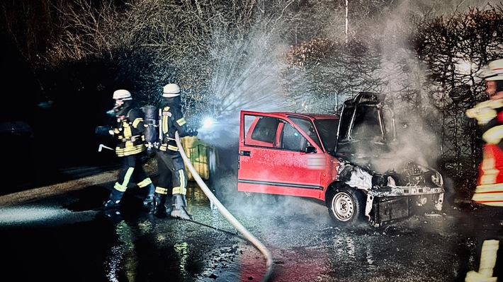 FFW Schwalmtal: Feuerwehr löscht brennenden PKW