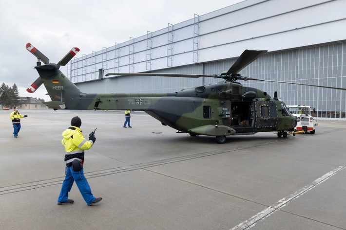 NH-90 landet zur ersten Wartung in Dresden