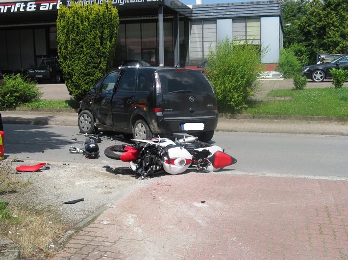 POL-HOL: Bodenwerder - Hamelner Straße: Kradfahrer wird bei Zusammenprall mit PKW schwer verletzt  - Ca. 7.500, -- EUR Gesamtschaden -