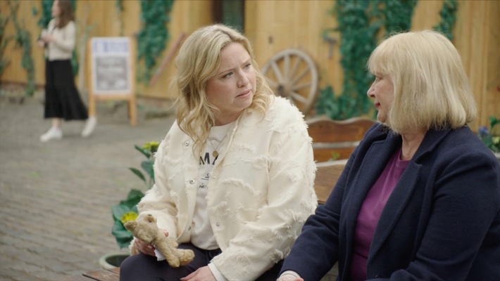 Große Gefühle. Caroline Frier trifft als Dr. Sarah König auf ihren verschollenen Vater in der SAT.1-Serie "Die Landarztpraxis - Team Sonnenhof"