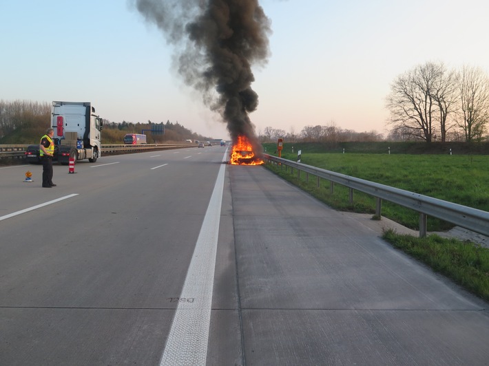 POL-DEL: Autobahnpolizei Ahlhorn: Fahrzeugbrand auf der Autobahn 1 im Bereich der Gemeinde Emstek