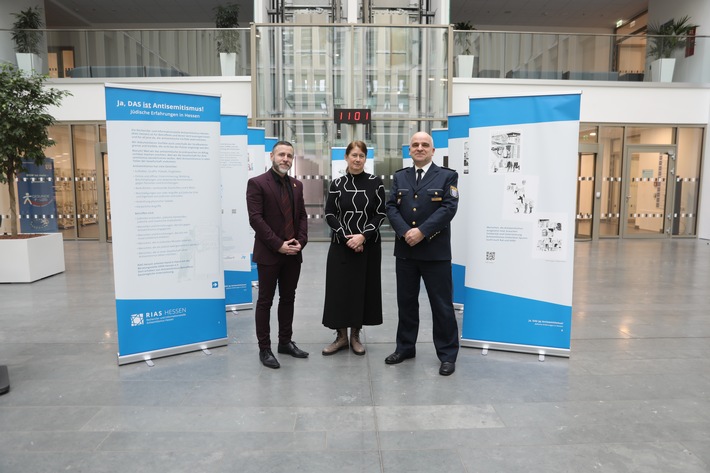POL-OF: "Ja, DAS ist Antisemitismus" - Ausstellung im Atrium im Polizeipräsidium für Beschäftigte eröffnet
