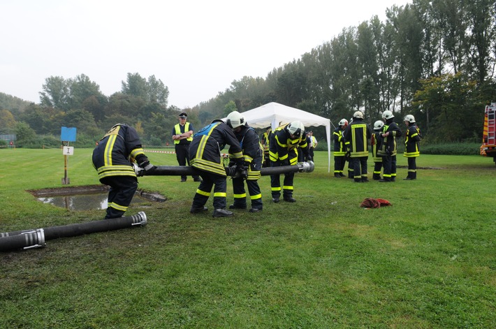 FW-Dorsten: Leistungsnachweis der Feuerwehren des Kreises Recklinghausen am Lippspieker in Haltern am See