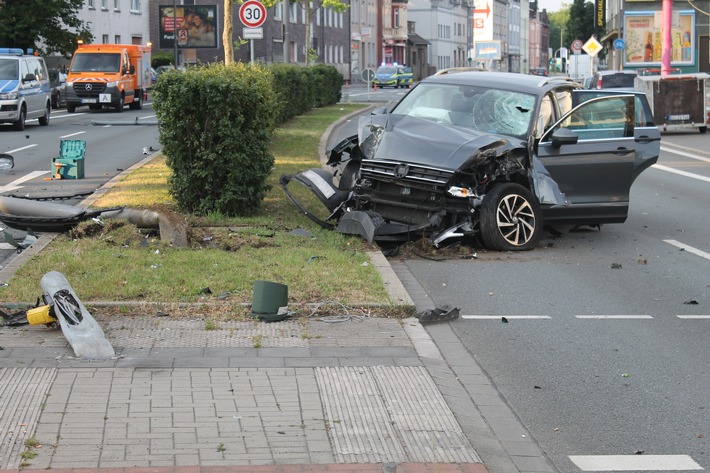 POL-BO: Viele Trümmer nach Unfall mit Flucht auf der Herner Straße in Bochum - Unfallfahrer flüchtig