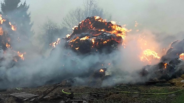 FW-BO: Update: Brennende Strohballen auf Wiese