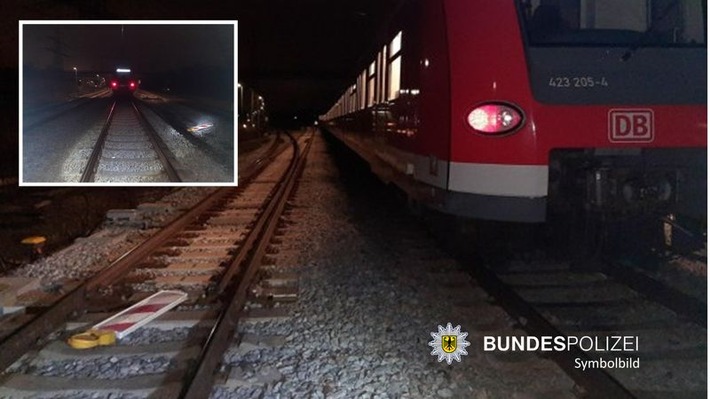 Bundespolizeidirektion München: Warnbaken im Gleis - Kollision mit S-Bahn - Bundespolizei warnt: Kein Kavaliersdelikt!