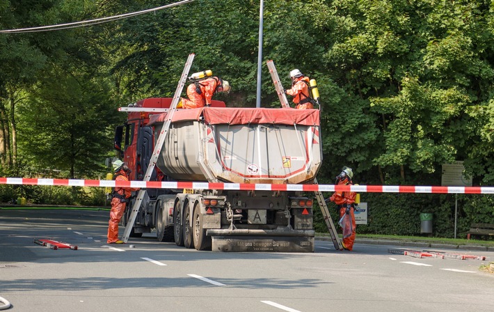 FW-E: Ammoniakaustritt aus LKW - Feuerwehr im Großeinsatz
